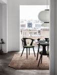 Der hochwertige Tisch IN BETWEEN SK3 von &tradition passt hervorragend zu modernen Einrichtungsstilen Tisch rund 90 in Eiche schwarz lackiert IN BETWEEN SK3 von &tradition