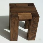 Der massive Holzhocker TAURUS von vitamin design in Nussbaum geölt ist eine stilvolle Sitzgelegenheit TAURUS von vitamin design Holzhocker in Nussbaum geölt