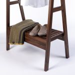 Kleiderständer aus Massivholz mit praktischen Ablagen - Der Theo von Sixay