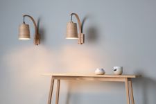 moderne Wandleuchte mit Schirm aus Holzfurnier - STEM WALL LIGHT von Tom Raffield