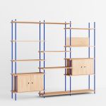 modulares Aufbewahrungssystem in Eiche / Blau - SHELVING SYSTEM WIDE TALL CABINET von MOEBE