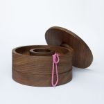 Runde Schmuckdose bOx aus Holz mit Deckel von shibui als stilvoller Blickfang bOx von shibui - runde Schmuckdose aus Holz in Walnuss