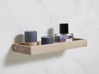 Aus Eiche gefertigtes Wandregal in der kleineren Variante als praktische Ablage für Kosmetikartikel Wandregal aus Eiche im skandinavischen Design von Andersen Furniture - SHELF 10+11