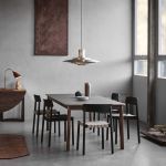 Modernes Esszimmer-Setting mit dem stapelbaren Holzstühlen BETTY TK1 und BETTY TK2 von &tradition in Esche, schwarz lackiert &tradition - BETTY TK2 stapelbare Holzstühle in Esche, schwarz lackiert