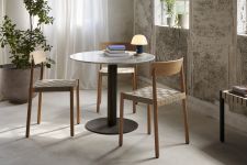 Dank seines klaren Designs und der verschiedenen Ausführungen fügt sich der Stuhl BETTY TK1 von &tradition wunderbar in verschiedene Einrichtungskonzepte ein Stuhl mit gewebter Sitzfläche - BETTY TK1 von &tradition