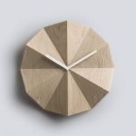 DELTA CLOCK von LAWA DESIGN - Wanduhr aus Holz in Eiche