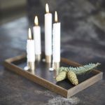 Naturmaterialien eignen sich besonder gut, um das CANDLE TRAY DE LUXE von The Oak Men zu dekorieren: Wie wäre es zur Weihnachtszeit mit ein paar Zapfen und etwas Tannengrün? The Oak Men - CANDLE TRAY DE LUXE Dekotablett mit Kerzenhaltern