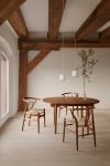 Klare Linien, hochwertige Materialien und eine sorgfältige Verarbeitung kennzeichnen den CH24 Wishbone Chair von Carl Hansen & Søn, der funktional und ästhetisch auf ganzer Linie überzeugt Carl Hansen & Søn - CH24 Wishbone Chair Design Esstischstuhl in der Seitenansicht