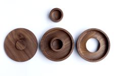 Die runde Schmuckdose bOx von shibui besteht aus vier Elementen, die sich mit nur wenigen Handgriffen zusammenstecken lassen runde und stapelbare Schmuckdose aus Holz bOx von shibui