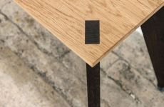 Detailansicht der RANK BENCH Bank aus gewachster und geräucherter Eiche Detail der RANK BENCH Bank aus Eiche