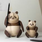 Die Pandafigur PANDA von Architectmade ist in zwei Größen erhältlich, die sich beide zu einem harmonischen Duo kombinieren lassen PANDA von Architectmade - dekorative Pandafigur aus Holz