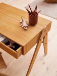 Der Kinderschreibtisch GEO´S TABLE aus Eichenholz von We Do Wood verfügt über eine große, ausziehbare Schublade Kinderschreibtisch aus Holz in Eiche geölt - GEO´S TABLE Von We Do Wood