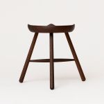 Design Hocker in Eiche geräuchert - SHOEMAKER CHAIR NO. 49 von FORM & REFINE