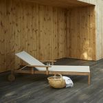 Ausgewählte Materialien, clever durchdachte Details und eine hochwertige Verarbeitung kennzeichnen die Sonnenliege PELAGUS mit Armlehnen von Skagerak und machen sie zu einem langlebigen Möbel PELAGO SUNBED von Skagerak - Designer Sonnenliege mit Armlehnen aus Teak