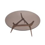 Der moderne Materialmix aus Glas und Massivholz kennzeichnet maßgeblich die Erscheinung des Couchtisches TRIIIO COFFEE TABLE von Brdr. Krüger und macht diesen zu einem echten Blickfang runder Couchtisch aus Massivholz Walnuss und Glas bronze - TRIIIO von Brdr. Krüger