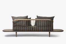 Hinteransicht des Design Sofas FLY SC3 von &tradition mit Gestell aus geräuchertem Eichenholz und dunkelgrauen Stoffbezug Design Sofa in Eiche geräuchert und dunkelgrau FLY SC3 von &tradition