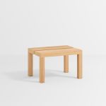 Auf der Oberffläche des Tritthockers PEG STEP STOOL von MOEBE befindet sich ein Schlitz, der gleichzeitig als Griff fungiert stapelbarer Tritthocker aus Holz Peg Step Stool von Moebe