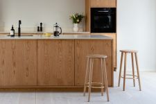 Modernes Küchen-Setting mit dem Thekenhocker THE SOCIALITE COUNTER STOOL aus Eichenholz und Messing von UMAGE Thekenhocker aus Holz - THE SOCIALITE COUNTER STOOL von UMAGE