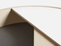 Detail Couchtisch mit Stauraum aus Holz in Esche - ARC COFFEE TABLE von WOUD