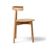Seitenansicht des Esszimmerstuhls LUNAR CHAIR von FORM & REFINE in Eiche geölt Seitenansicht des Esszimmerstuhl aus Holz in Eiche, geölt Lunar Chair von Form and Refine