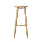 Das Holzgestell des Barhockers THE SOCIALITE BAR STOOL von UMAGE ergänzen eine Fußstütze und ein Haken aus Messing Barhocker aus Eichenholz geölt THE SOCIALITE BAR STOOL von UMAGE
