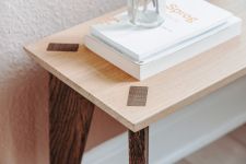 Das Zusammenspiel aus hellem und dunklem Eichenholz prägt das Aussehen der Sitzbank RANK BENCH von Roon & Rahn maßgeblich Detail des Garderobensets mit Sitzbank aus Holz - RANK BENCH von Roon & Rahn