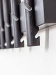 Die praktischen Einkerbungen der Haken befinden sich hinten und vorne und bieten neben ihrer Funktionalität auch ein spannendes Design Roon & Rahn RECES - Garderobenleiste aus Eiche in schwarz