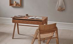 Moderner Kinderschreibtisch GEO´S TABLE aus Holz in Eiche von We Do Wood Kinderschreibtisch aus Holz in Eiche - GEO´S TABLE von We Do Wood