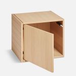 Holzregal Würfel in Eiche furniert mit Tür - Das Bricks Cube von Woud