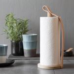 Erhältlich ist der Design Küchenrollenhalter HANDS ON BIG von by Wirth in vier unterschiedlichen Ausführungen: in Eiche natur (siehe Abbildung), in Eiche gölt, in Eiche geräuchert und Eiche schwarz lackiert Küchenrollenhalter Holz in Eiche natur HANDS ON BIG von by Wirth