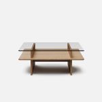 Die kleine, quadratische Variante des Couchtisch PARALLEL COFFEE TABLE aus Holz und Glas von WOUD in 90 x 90 x 35 cm Hochwertiger Couchtisch aus Holz und Glas - Der Parallel Coffee Table von Woud