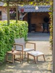 Einladendes Outdoor-Setting mit dem Lounge Stuhl NOAH LOUNGE CHAIR und dem Beistelltisch MAXIMA SIDE TABLE von Traditional Teak Hochwertiger Teak Beistelltisch für Outdoor - MAXIMA SIDE TABLE von Traditional Teak