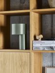Auch im Regal setzt die Tischleuchte TANGENT TABLE LAMP von WOUD elegante Akzente - im eingeschalteten und ausgeschalteten Zustand Hochwertige Tischleuchte im eleganten Design - Die Tangent Table Lamp von Woud