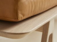 Detail der Relaxliege LEVEL DAYBED im dänischen Design von WOUD aus Holz in Eiche, weißpigmentiert lackiert und cognacfarbenem Leder Detail Relaxliege aus Holz in Eiche und Leder in cognac - LEVEL DAYBED von WOUD