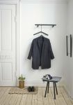 Serie GEORG in schwarz lackierter Eiche bestehend aus: Hocker, Garderobenleiste, Kleiderbügel und Tischspiegel Sitzhocker und Garderobenleiste mit Kleiderbügel und Tischspiegel - GEORG STOOL von Skagerak
