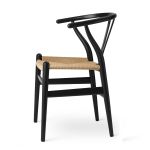 Seitenansicht des Design Esstischstuhls CH24 Wishbone Chair von Carl Hansen & Søn in Eiche, schwarz lackiert mit Sitz aus naturfarbenen Papierkordeln Design Esstischstuhl in Eiche, schwarz lackiert natur - CH24 Y-Chair von Carl Hansen & Son