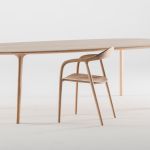 Armlehnstuhl NEVA in Kombination mit dem gleichnamigen Esstisch NEVA von Artisan in Eiche, weiß geölt Esstischstuhl mit Armlehnen aus Holz in Eiche - NEVA von Artisan