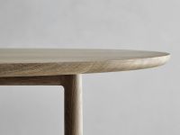 Die runde Tischplatte des Design Esstisches ARV von Brdr. Krüger wird von vier massiven Tischbeinen getragen Tischplatte Design Esstisch rund in Eiche - ARV TABLE ROUND von Brdr. Krüger