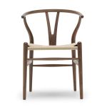 Vorderansicht des Design Esstischstuhls CH24 Wishbone Chair von Carl Hansen & Søn in Walnuss geölt mit Sitz aus naturfarbenen Papierkordeln Design Esstischstuhl in walnuss natur CH24 Wishbone Chair von Carl Hansen and Son