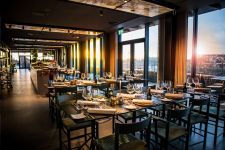 Der Shaker Stuhl F CHAIR von Brdr. Krüger eignet sich hervorragend für stilvoll eingerichtete Restaurants Brdr. Krüger F CHAIR - Stuhl mit Geflecht in Esche grün mit Polyestergeflecht