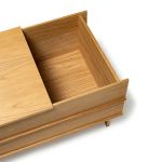 Einsicht in den praktischen Stauraum der modernen Sitzbank CORRELATION aus Holz von We Do Wood Sitzbank in Eiche CORRELATION von We Do Wood