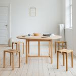 Hocker stapelbar aus Holz in Eiche Peg Stool von Moebe