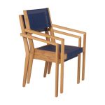 Dank gut durchdachtem Design sind die Gartenstühle LUNA von Traditional stapelbar und können so platzsparend verstaut werden stapelbare Gartenstühle aus Holz in blau - LUNA STACKING CHAIR Traditional Teak