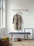 Moderner Eingangsbereich mit der Sitzbank GEORG BENCH von Skagerak in Eiche natur mit dunkelgrauem Wollkissen Designer Holzbank aus Eiche - GEORG BENCH von Skagerak
