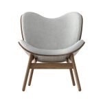 Lounge Sessel in Eiche dunkel mit Bezug in Sterling - A CONVERSATION PIECE LOW LOUNGE CHAIR von UMAGE