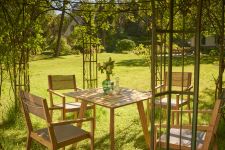 Einladende Sitzgruppe mit den stapelbaren Gartenstühlen LUNA aus Teakholz und Textilene von Traditional Teak stapelbare Gartenstühle aus Holz in Teak - LUNA STACKING CHAIR von Traditional Teak
