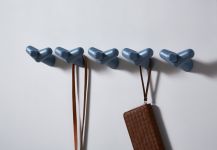 Die Kleiderhaken TAIL WING HOOK von WOUD können nach Belieben in einer Reihe oder höhenversetzt an der Wand montiert werden - der eigenen Fantasie sind dabei keine Grenzen gesetzt  WOUD - TAIL WING HOOK Design Wandhaken aus Holz in Birke, blau lackiert