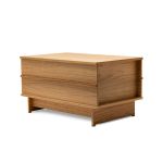 Die moderne Sitzbank CORRELATION von We Do Wood wird aus hochwertigem Eichenholz gefertigt und überzeugt sowohl optisch als auch funktional Sitzbank mit Aufbewahrung aus Holz CORRELATION von We Do Wood