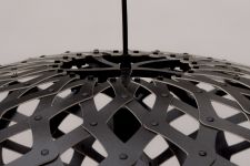 Detail von oben Hängeleuchte aus Holz in schwarz - FLAX von David Trubridge