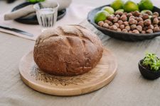 Holzteller rund aus Eiche mit Gravur - SERVING TRAYS von Rio Lindo